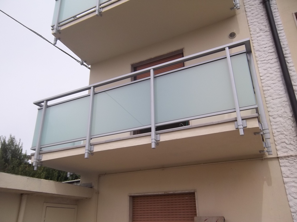 vetro di sicurezza per balcone con telaio in alluminio in una sostituzione di vecchia ringhiera in ferro