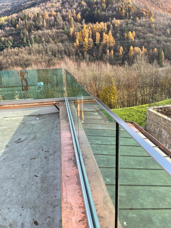 parapetto in vetro con scossalina in rame
