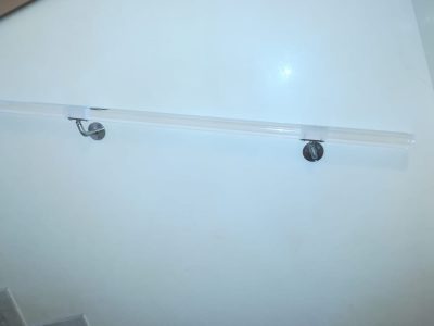 il corrimano posizionato alla parete sulle mensole