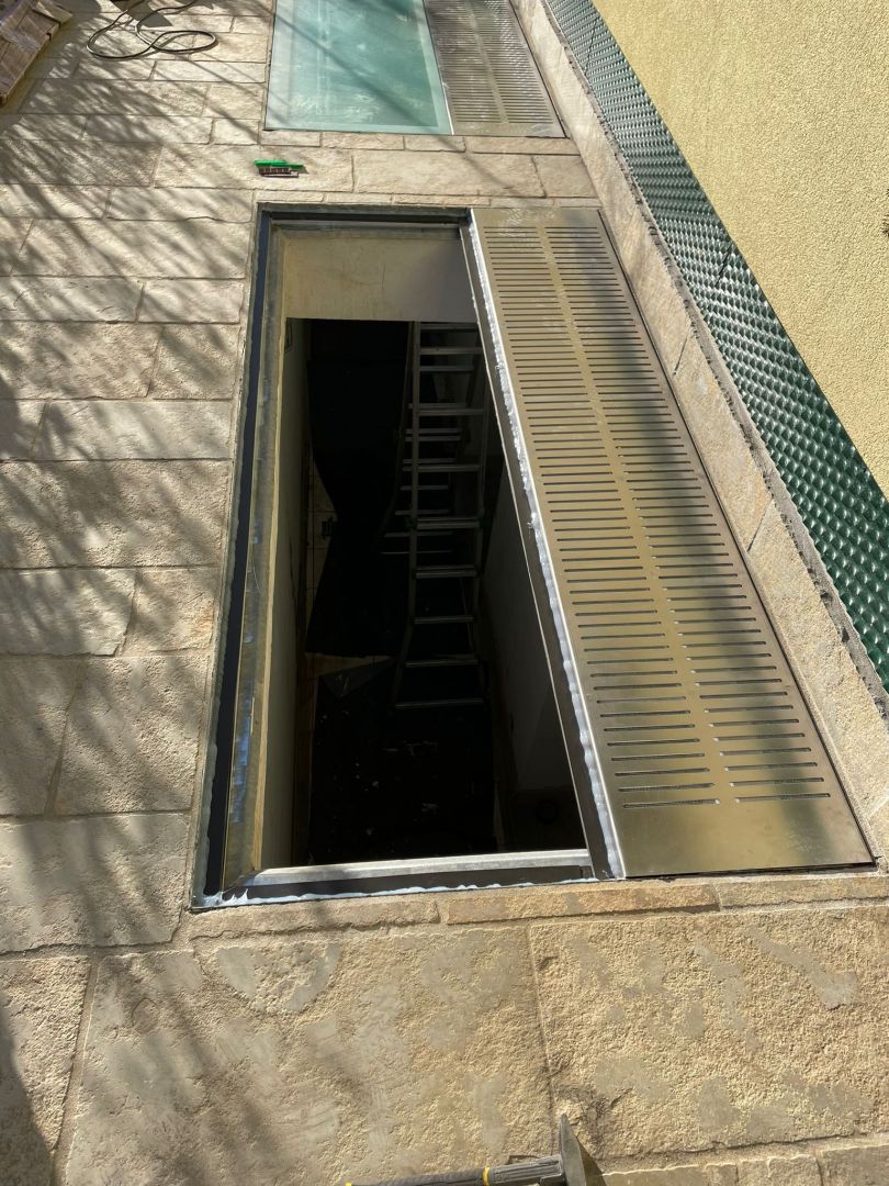 posa della griglia antiinsetti e con recupero dell'acqua piovana nella bocca di lupo