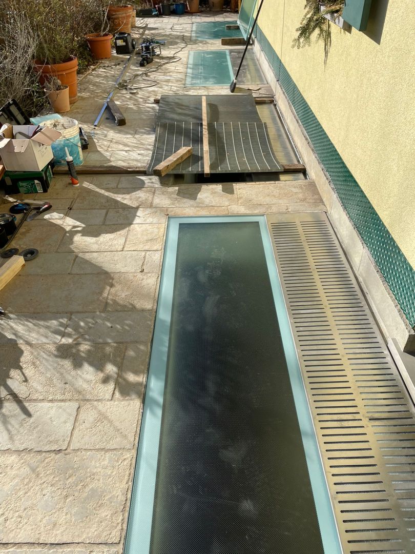 griglia in acciaio inox antiinsetti e vetro stratificato calpestabile posati