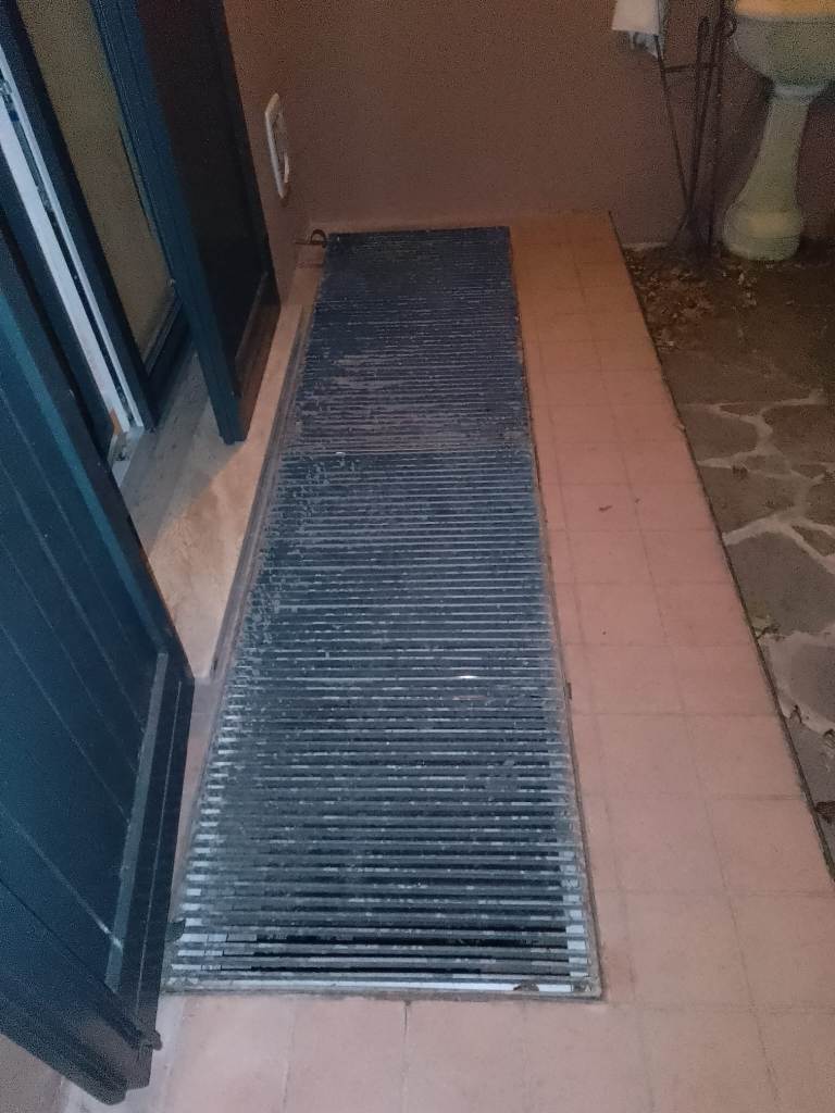 vecchia griglia in ferro zincato da sostituire