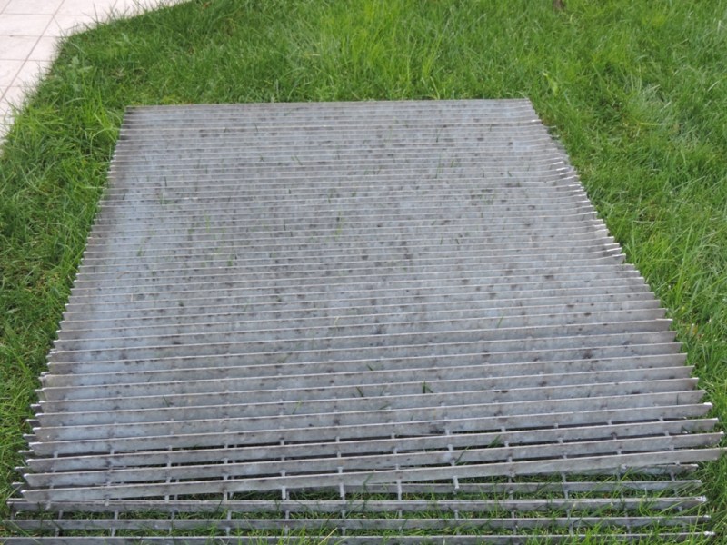 griglia in ferro zincato rimossa