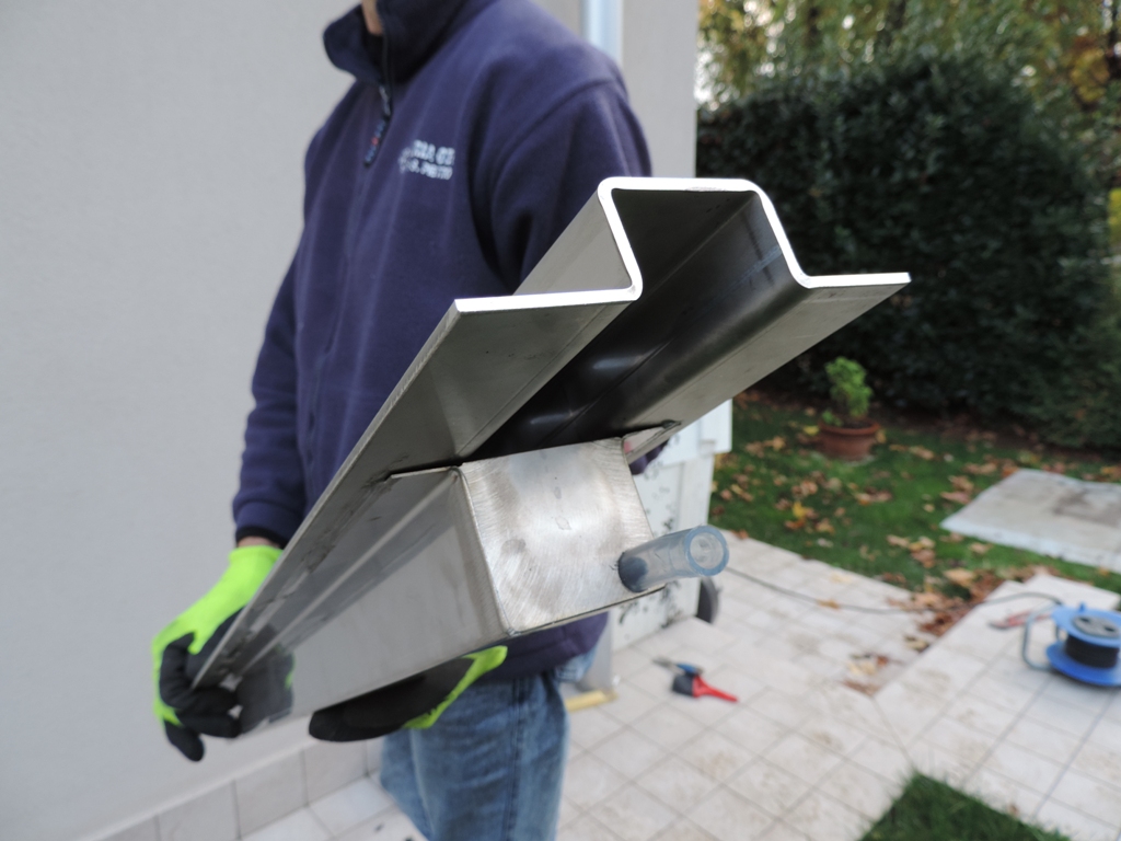 griglia di areazione con il drenaggio e lo scarico dell'acqua piovana