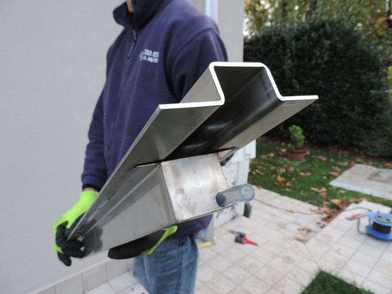 griglia di areazione con il drenaggio e lo scarico dell'acqua piovana