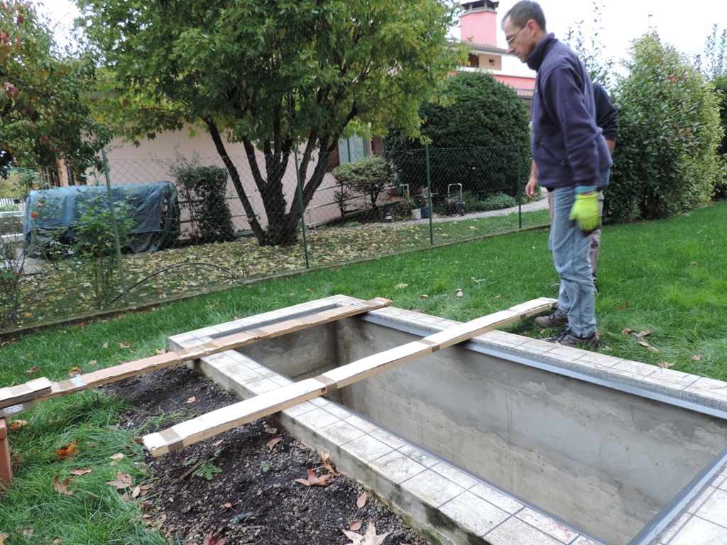 preparazione con le assi per appoggio temporaneo dei vetri pedonabili per interrato