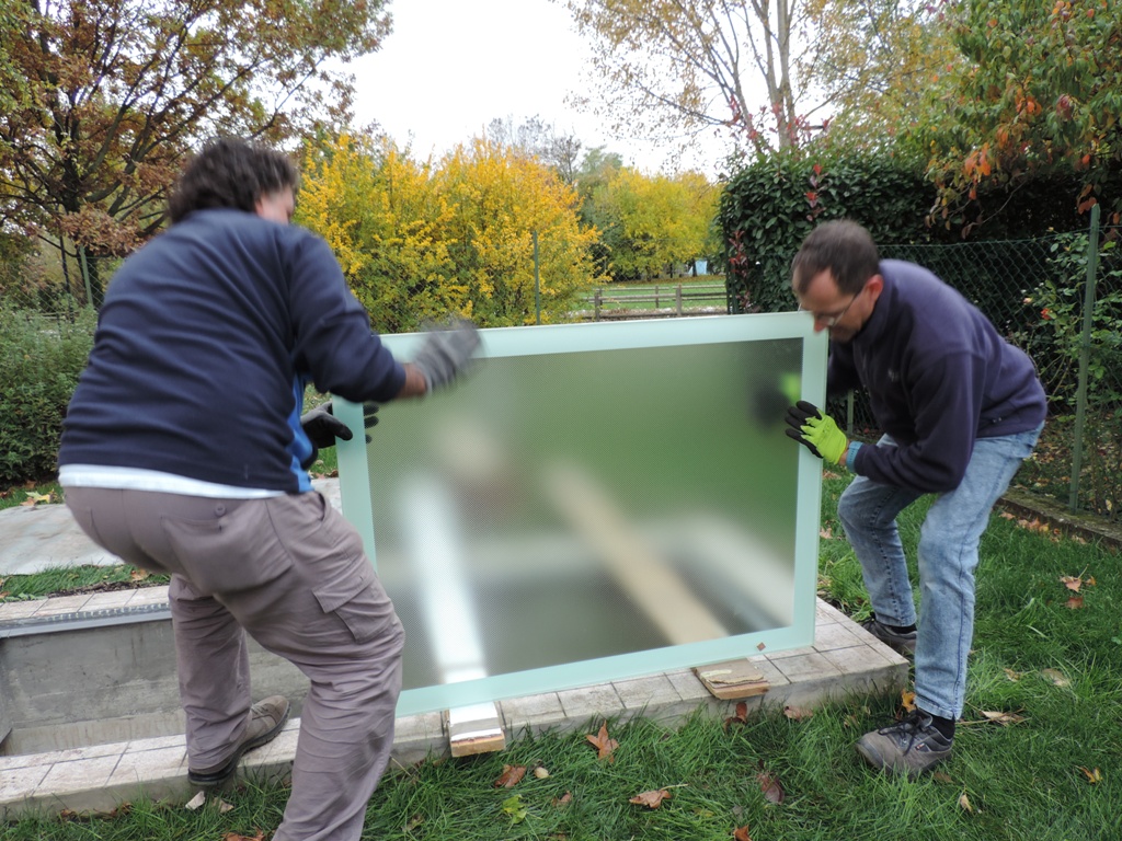 inizio posa del vetro calpestabile sul lucernario dell'interrato