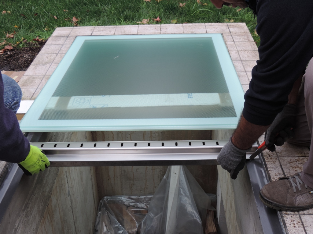 si posiziona la griglia in acciaio per arieggiare il sottostante locale e che ha la funzione anche di drenare l'acqua piovana