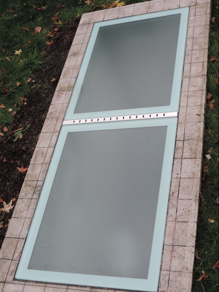 vetro calpestabile a copertura dell'intercapedine con areazione e recupero acqua piovana