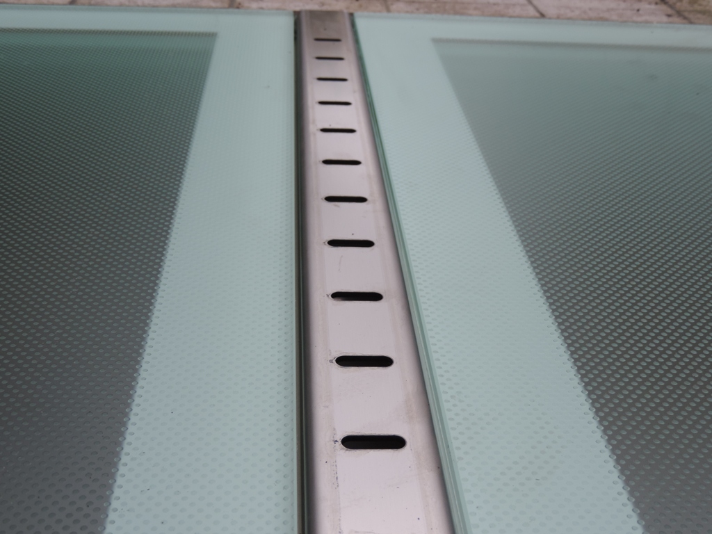 particolare della griglia in acciaio di areazione