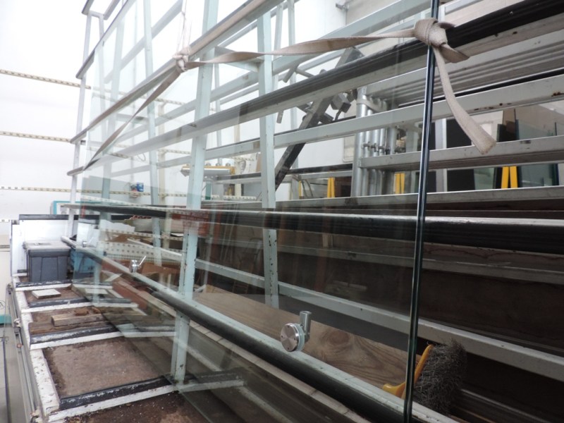 la pensilina in vetro è pronto sul furgone per la consegna