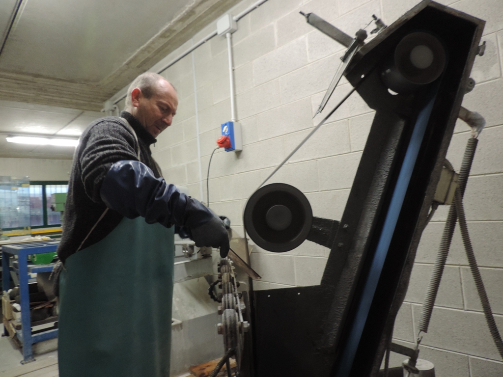 molatura del vetro ceramico sui lati tondi