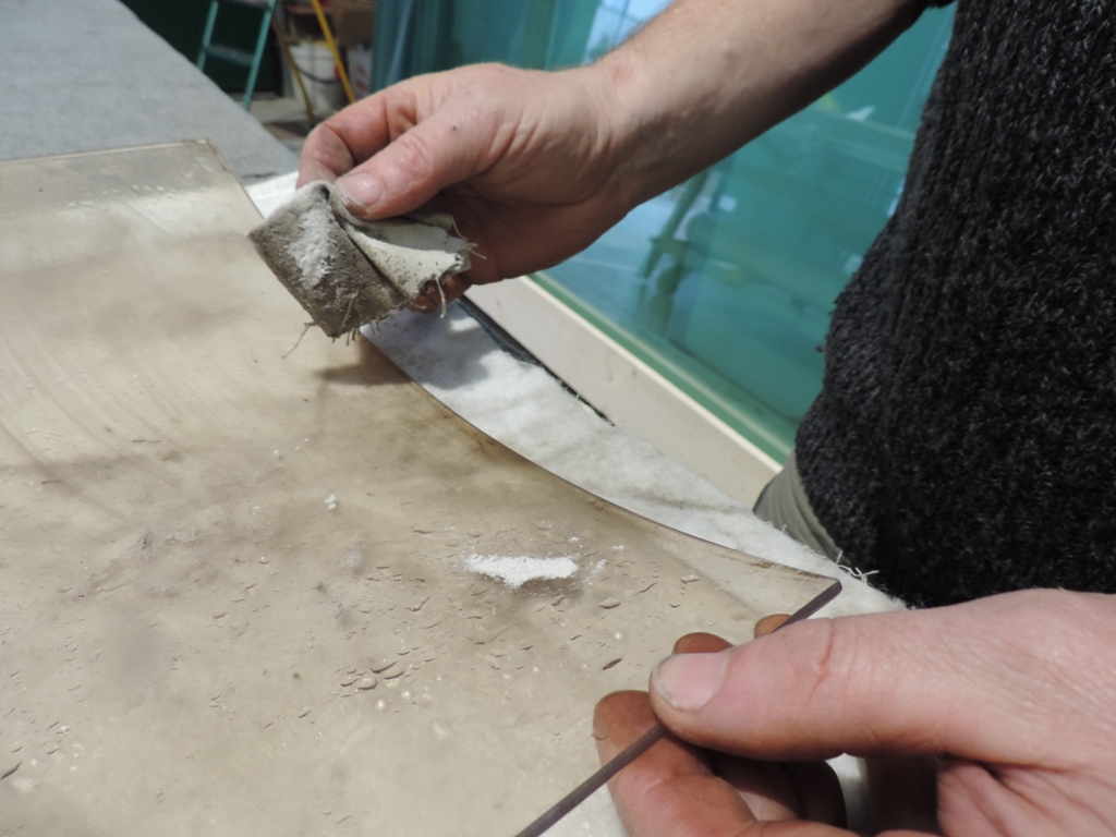 pulizia della fuliggine del vetro tondo portato dal cliente