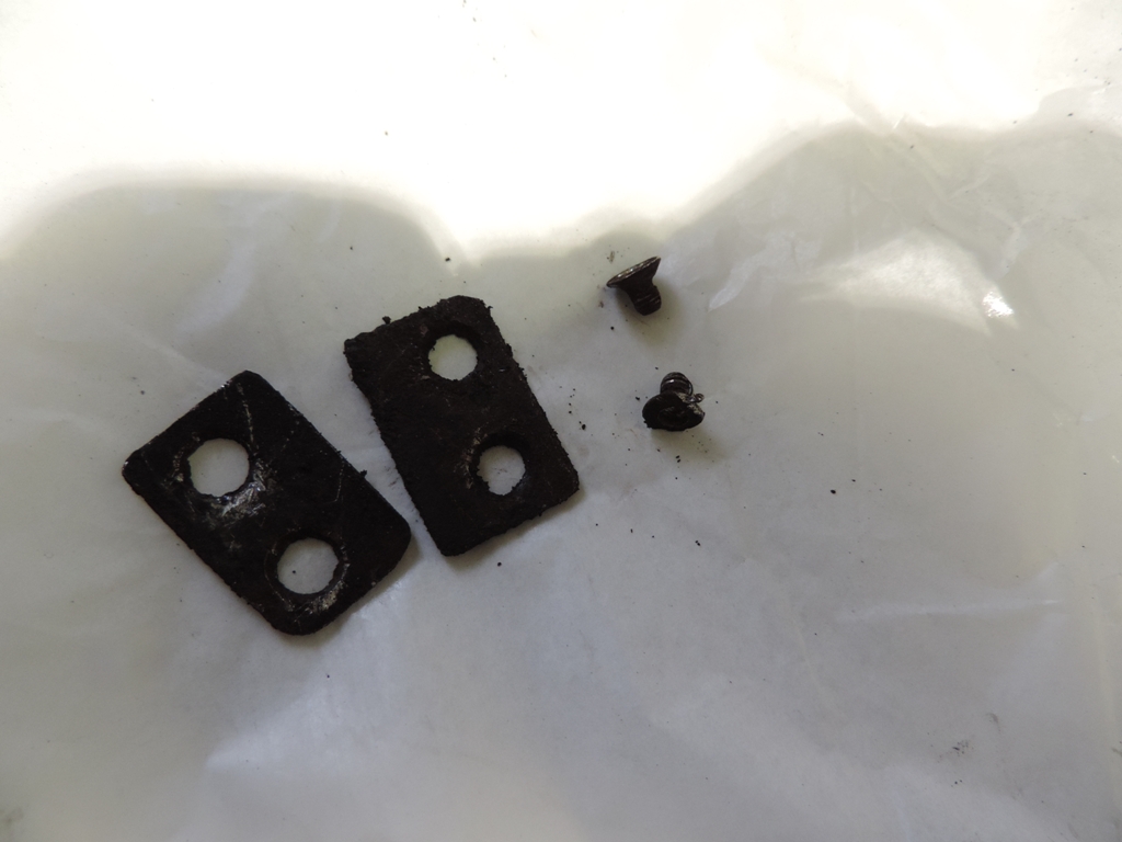 vecchi fermavetri del vetro pirofilo con viti ormai inservibili