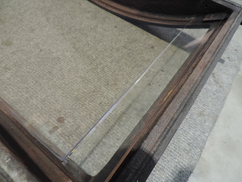 posizionamento di uno dei due vetri laterali