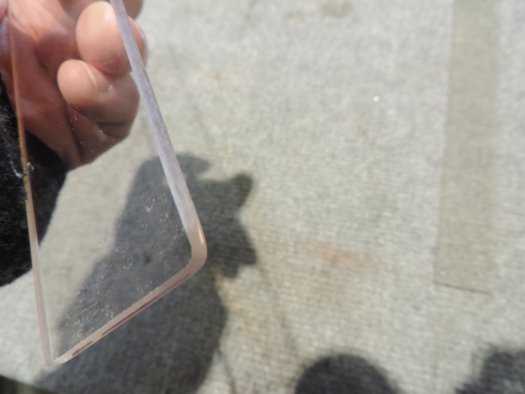 molatura e arrotondamento degli spigoli dei vetri che sono ai lati del curvo