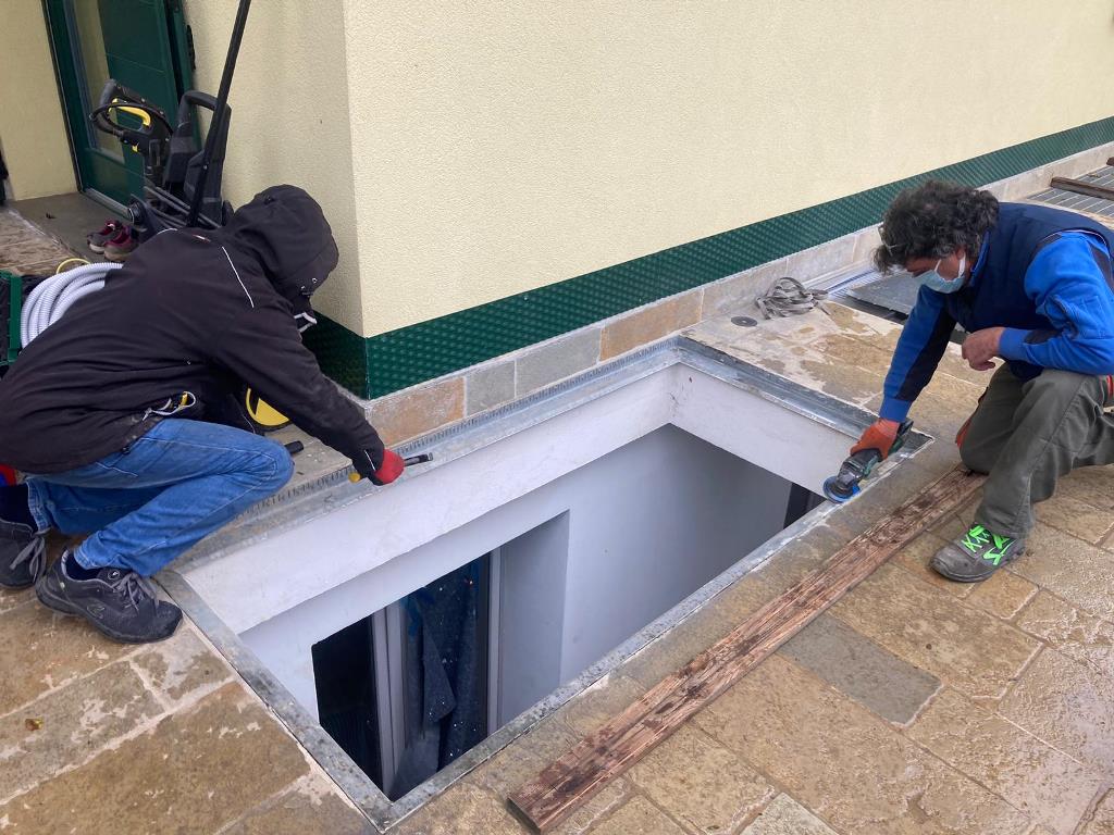 griglia in ferro rimossa e inizio pulizia telaio