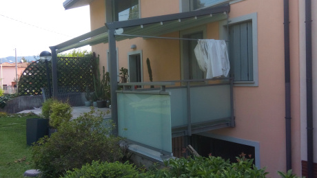 ringhiera alluminio vetro ad "L" completata