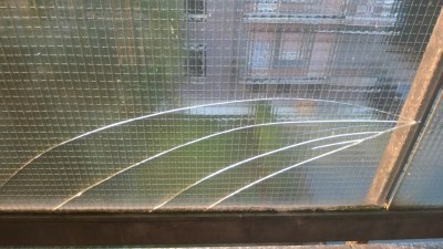 crepa bel vetro retinato di un balcone