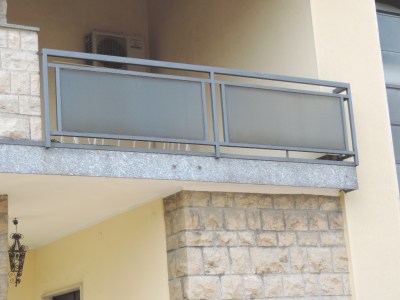 ringhiere in ferro con inserti in vetro