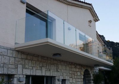 fissaggio dei vetri con profilo continuo sullo spessore del balcone