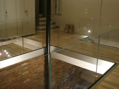 Posa vetro parrapetto frontale sullo spessore della soletta