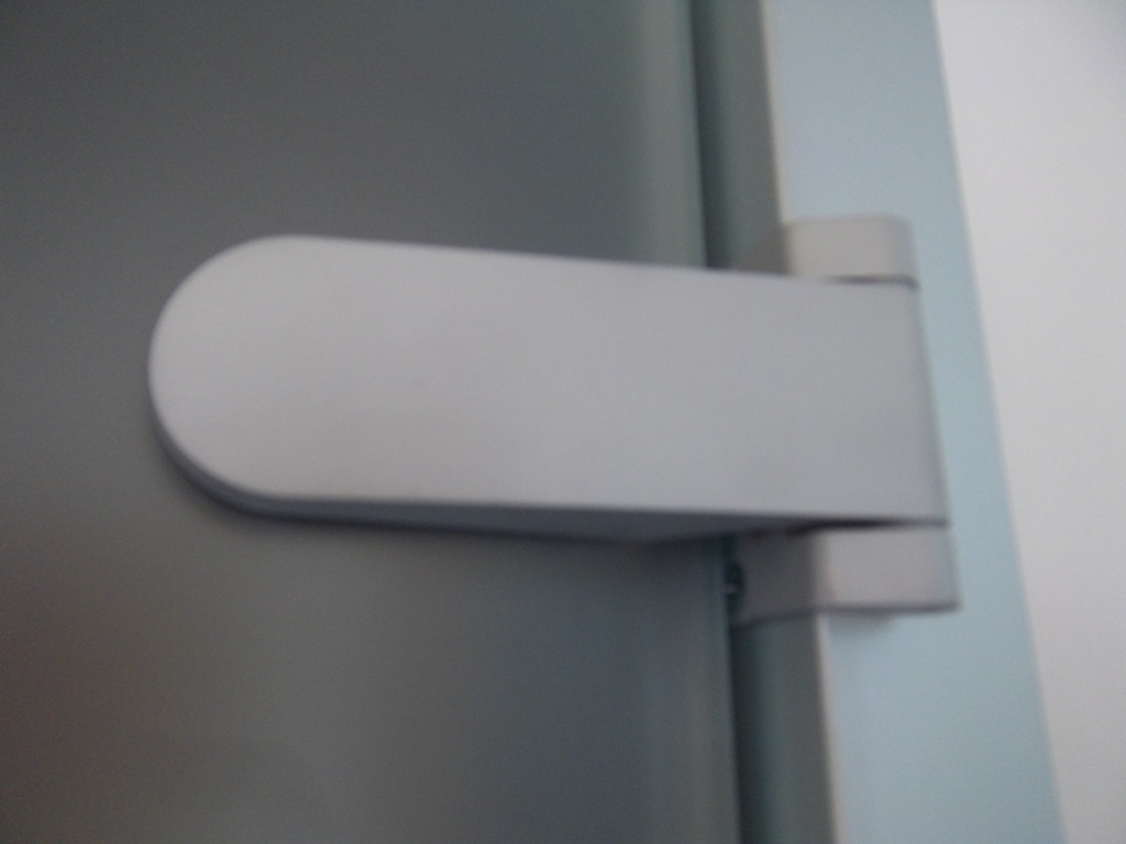 particlare della cerniera in alluminio