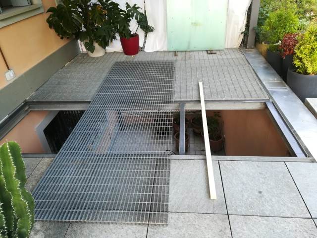 inizio del lavoro con l'asportazione della vecchia griglia