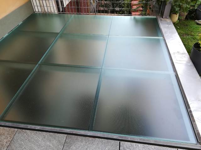 pavimento in vetro  posato visto dal lato calpestabile