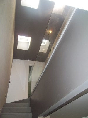 parapetto interno in vetro fissato sopra il pavimento