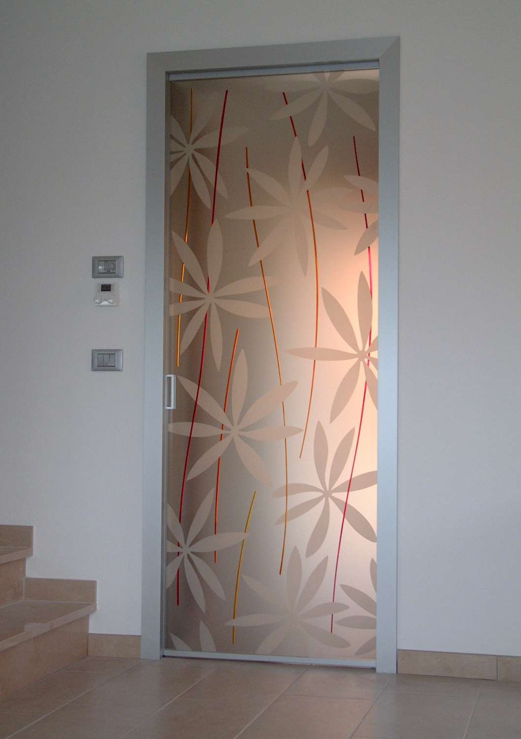 Porta scorrevole in vetro entro muro