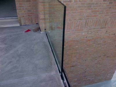 momento della posa del vetro a filo pavimento 