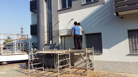 posa in opera di pensilina con due tiranti paralleli