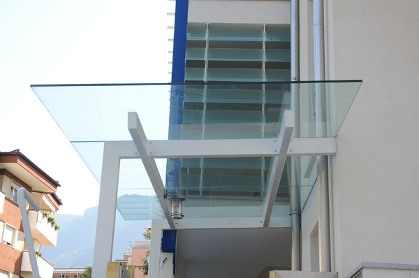 tettoia in vetro con mensole