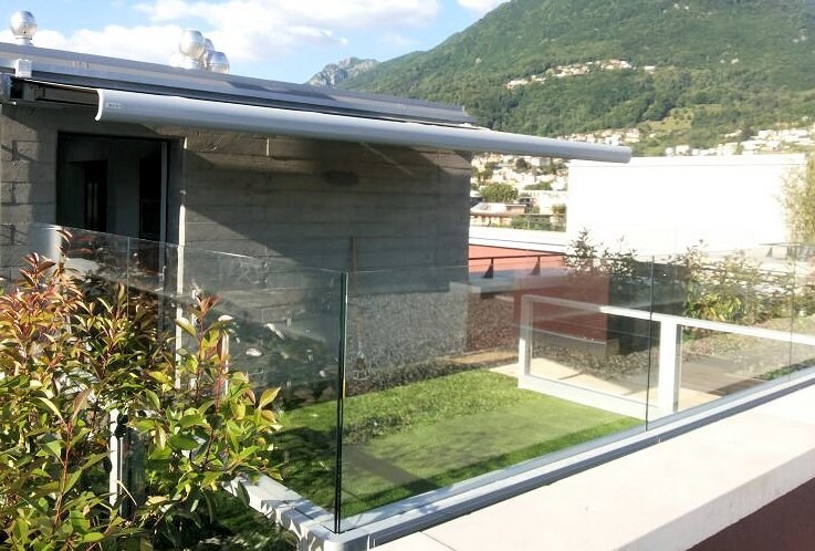 giardino recintato con il vetro