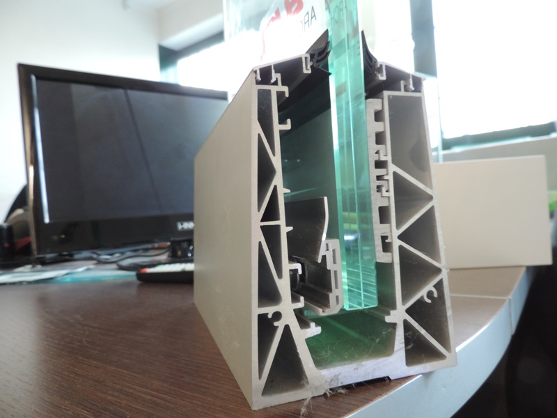 Sistema di ancoraggio del vetro in alluminio 