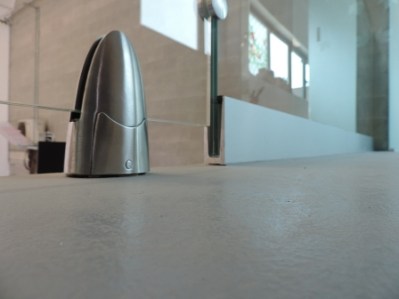 confronto fra profilo continuo e morsetti per parapetti in vetro