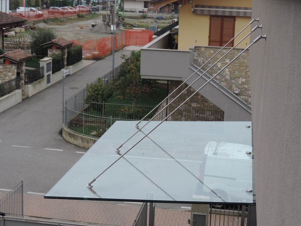 pensilina in vetro trasparente con tiranti
