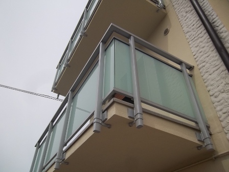 sostituzione di vecchia ringhiera in ferro con vetri e telaio in alluminio