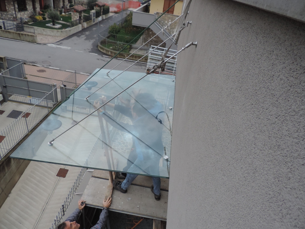 pensilina in vetro con tiranti