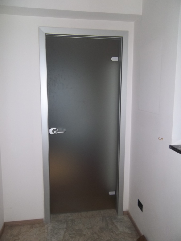 sostituzione porta in legno con una in vetro senza opere murarie