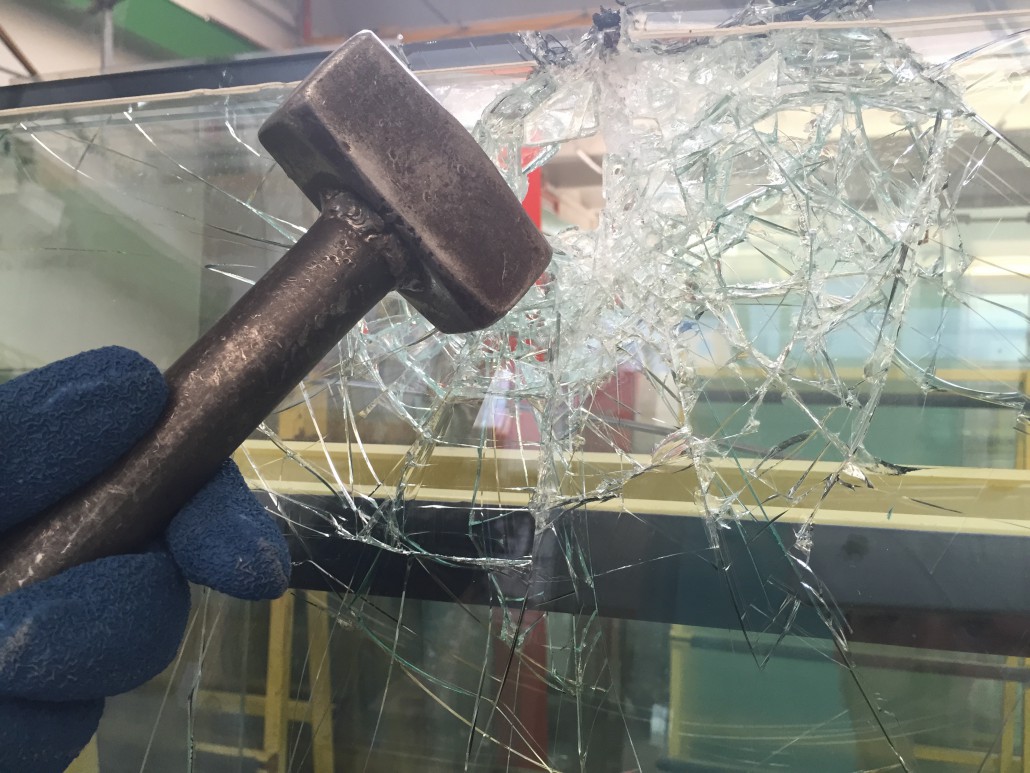 VETRO ROTTO CON MAZZA
