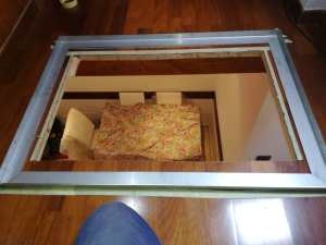 inserimento del telaio in ferro nel pavimento in legno come sede del vetro (ingrandisci)