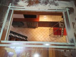 taglio del pavimento in legno del soppalco per acquisire luce dal tetto