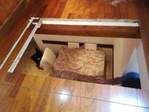 creazione della sede del vetro sfruttando le travi del soppalco (ingrandisci)