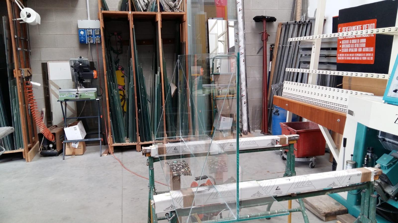 barriera antisputo in vetro in costruzione