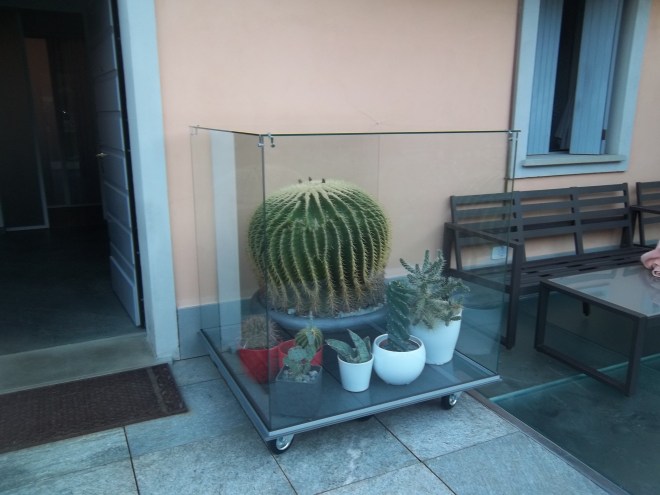 teca con ganci angolari in metallo