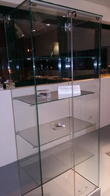 vetrinetta espositiva in vetro con sistema classico degli angoli in metallo