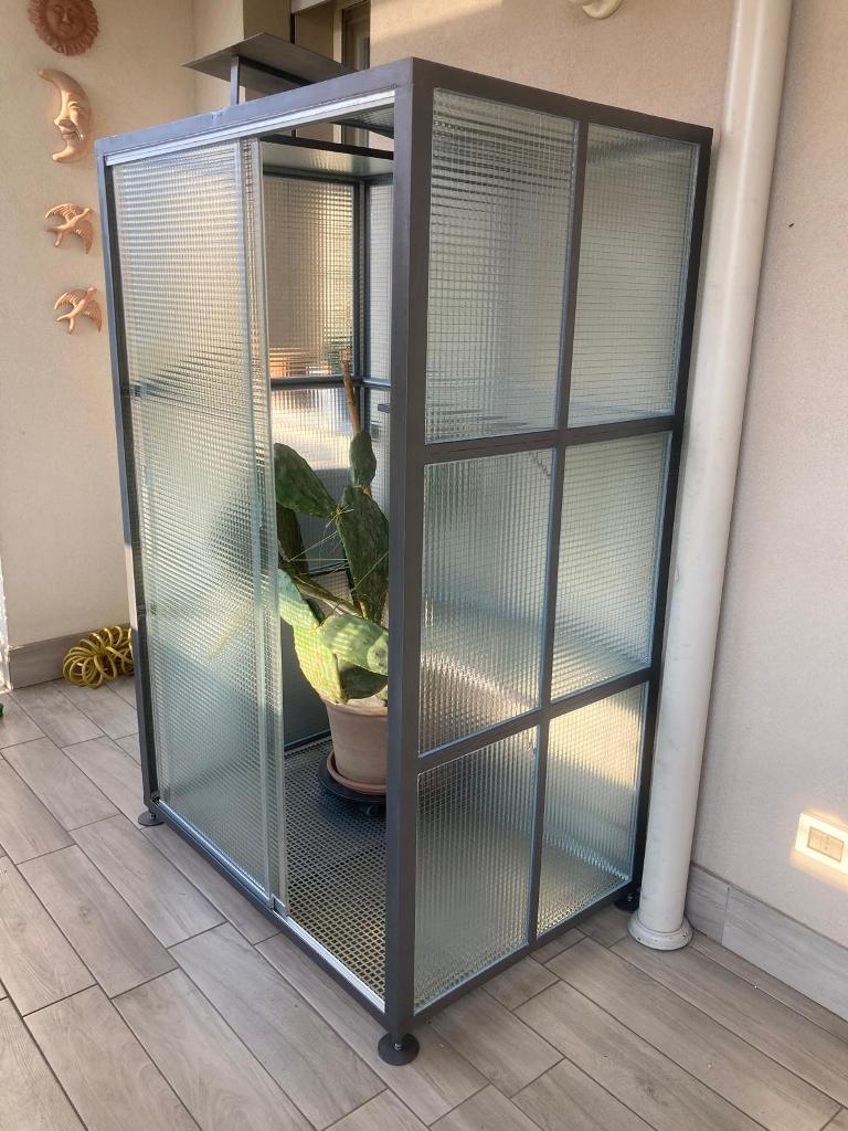 serra in vetro finita con primo vaso