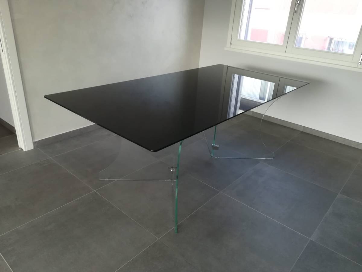 tavolo in vetro con sistema tradizionale